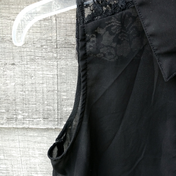 🖤VTG. Black Sleeveless 🎉FANCY🎉Lace Top Gold Buttons Lightweight - Picture 4 of 10